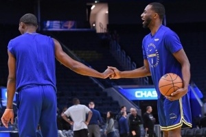 维金斯30岁生日！库明加晒同框照：我的兄弟✊生日快乐