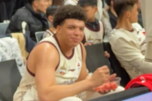 这就吃上了！洛夫顿在场边吃 看到镜头都不好意思了