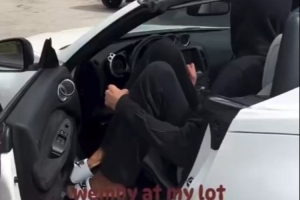 腿长的苦恼！文班亚马想要挤进一辆跑车 尝试之后还是放弃了