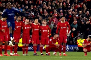 世界名画！登贝莱“原地起飞” 利物浦众将垂头 努涅斯萨拉赫蹲地