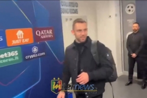 意媒：德弗里赛后表示膝盖不适，这让他能否出战亚特兰大成疑