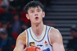 曾凡博的持球进攻能力有了一定的提高 空切有些当年翟晓川的影子