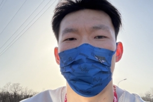 悠闲！周琦骑京牌电动车出行：太阳出来了 开京牌兜兜风！