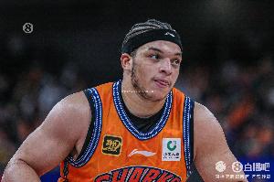 予取予求！洛夫顿半场10中6砍最高16分外加5板3助