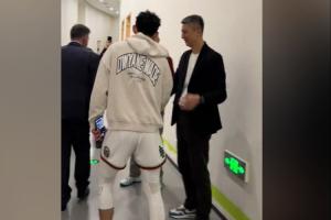 季后赛首秀轰37分11助！男篮主帅郭士强赛后球员通道等待林葳互动