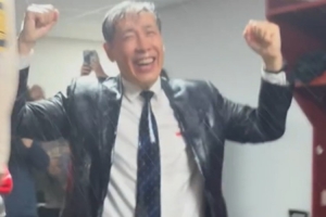 挺进四强！北京全队赛后更衣室尽情庆祝 主帅许利民被队员们泼水