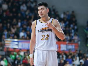 上场就是拼！李晓旭半场出战10分钟 4中2拿到6分6板&拼2前场板