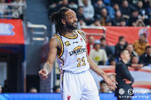 力战旧主威尔斯半场4中3拿到7分4板2助 吃到3犯&1T成隐忧