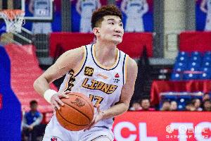 投射还没怎么开！孙铭徽半场9中3&三分5中2拿到10分2板7助