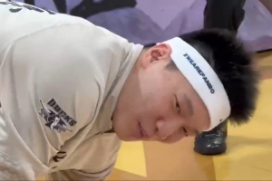 和兄弟一起战斗！雷蒙和奥莫特戴着“WE ARE FANBO”专属发带