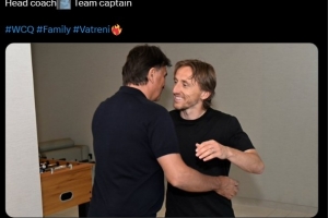 39岁莫德里奇抵达国家队，官推晒照与主教练拥抱