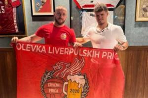 等不及先自宣？科尔克兹亲自举起红军旗帜+签利物浦球衣