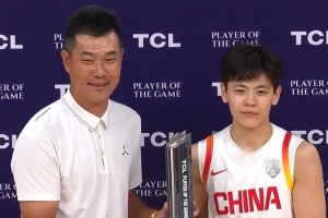 杨舒予当选本场最佳球员 前中国男篮球员王仕鹏为其颁奖