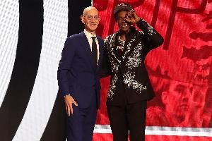 缘分！利拉德更衣柜在亨德森旁边 当年球队选中后者促使前者离队