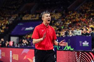 媒体人：我们面对实力有差距的对手仍输前场篮板&失误 这不应该