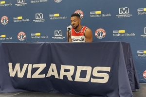 麦科勒姆：我在球队的角色就是帮助年轻球员成长 培养好习惯