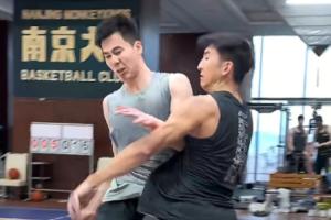 能适应CBA吗？徐远征与祝铭震&郭昊文单挑斗牛 防守压迫力十足！