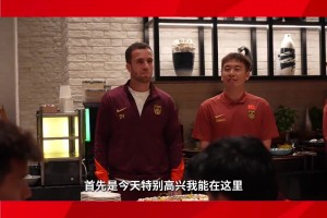 国足全队为塞鸟庆生！塞鸟：对每个踢球男孩来说，如愿入选国家队