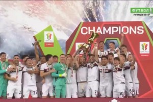 击败米兰夺冠！博洛尼亚高举奖杯全队庆祝！