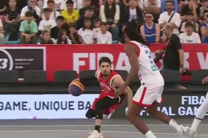 日本3V3球员小泽良虚晃上篮 这真的不是走步或二运吗