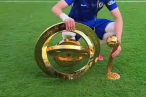 实至名归！帕尔默赛后和世俱杯奖杯、世俱杯金球奖奖杯合影