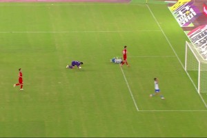 这都没进啊苏超徐州球员单刀离谱踢飞