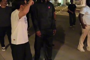 巴特勒追星功夫传奇成龙成功！并赠予大哥10号勇士球衣！