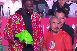 宋小宝、王小利与NBA巨星格林同框 二人现场教格林学唱二人传...