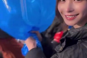 日本知名女星现场为日本队加油助威，这是哪位有人认识嘛